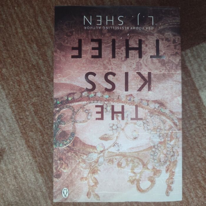 The Kiss Thief - Л. Дж. Шен- на английски език;