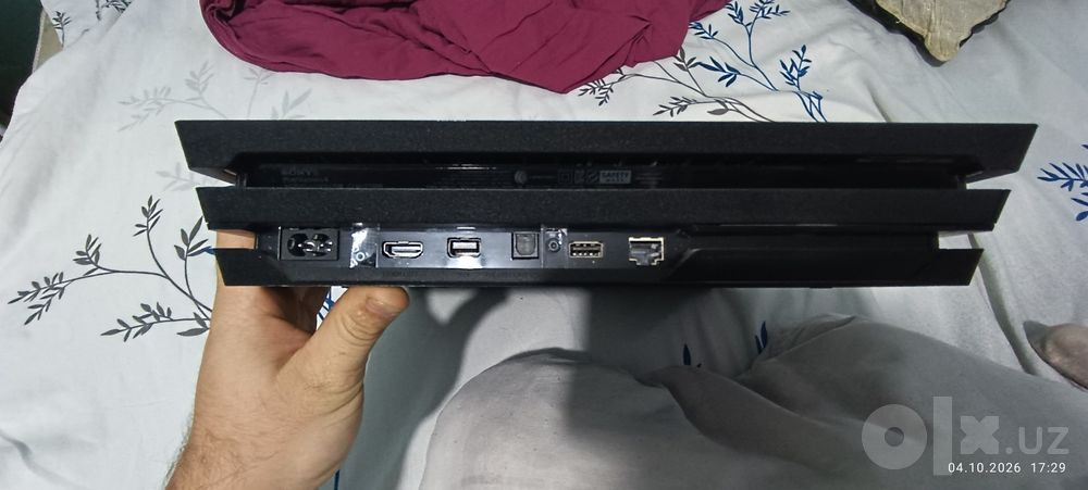 PlayStation 4 Pro 1 ТБ + 2 джойстика + игра + подписка PS PLUS ЛЮКС