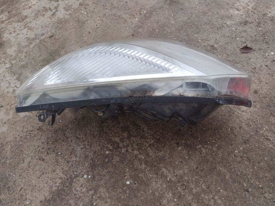 Продавам ляв фар за renault scenic 2 2004 09