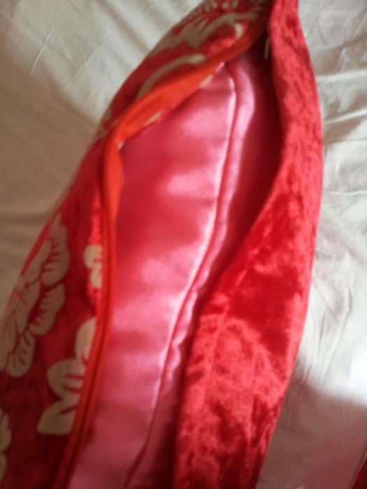 Продам две декоративные подушки, новые.