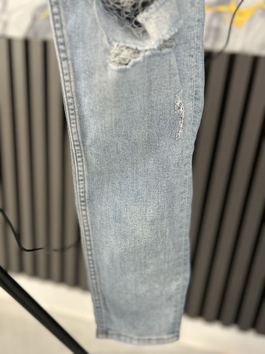 Vand blugi marimea 32 in stare buna la cei rupti are niste mici pete