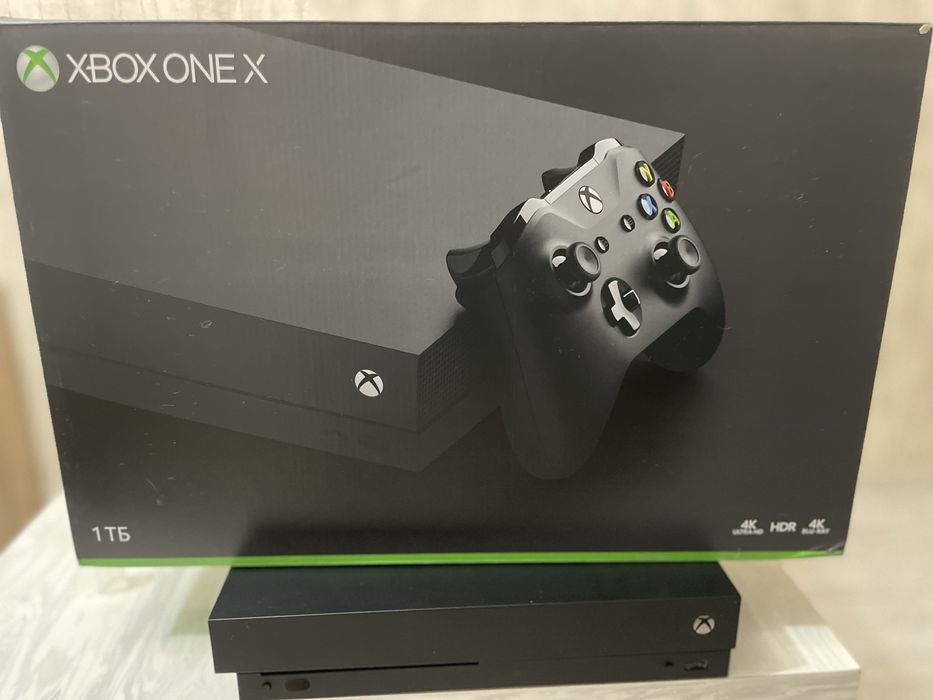 Xbox One X 1TB + 2 геймпада