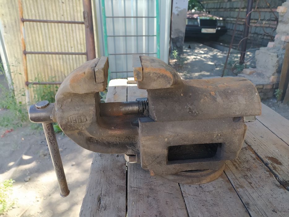 Тиски слесарные советские