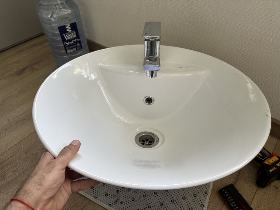 Продаетмя раковина.  В идеальном состоянии.  Цена со смесителем .