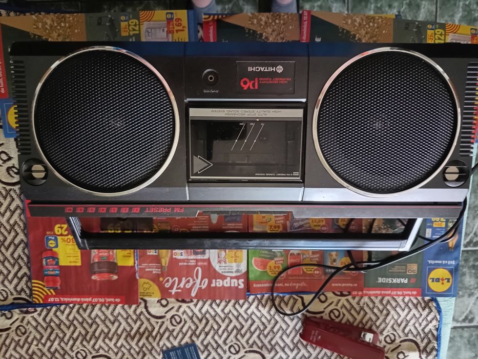 RadioCasetofon HITACHI TRK-P6E  +  WALKMAN  AIWA GS132  +. Casete audio, pentru colecționari sau amatorii de recondiționări !!