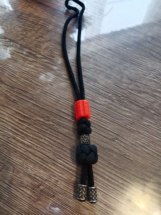 Темляк, бусина светится.