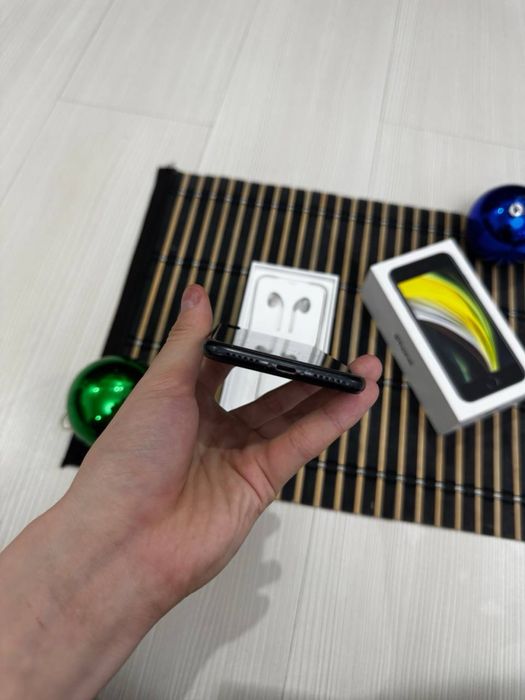 Продам айфон се iphone se