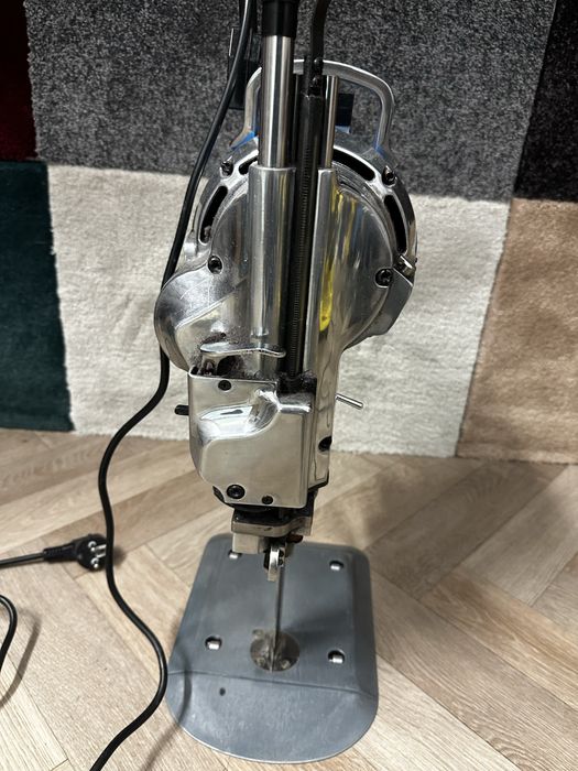 Vand Masina de croit,taiat,debitat materiale(perdele,draperi,covoare)