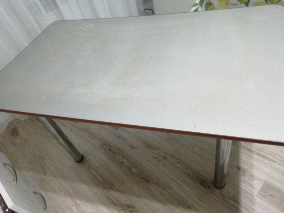 Продам срочно стол с железными ножками