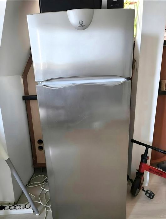 Combina Indesit cu  congelator sus