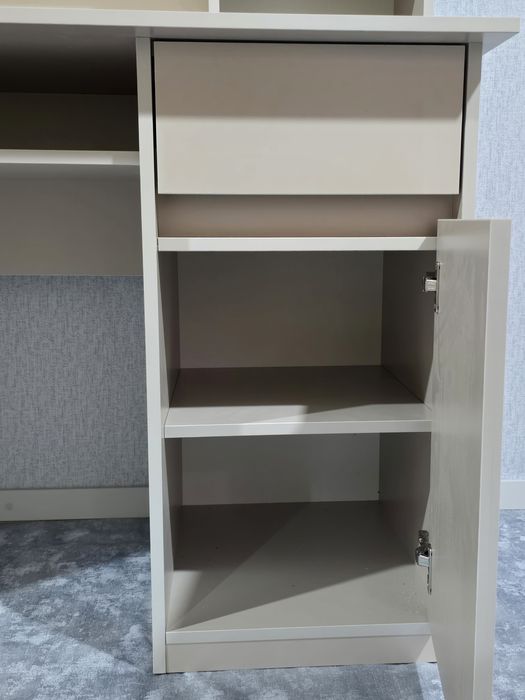 Yozuv stoli - Письменный стол