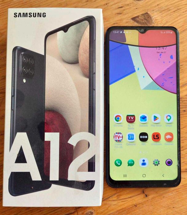 Продавам Samsung Galaxy A12 + протектор и черен кожен калъф