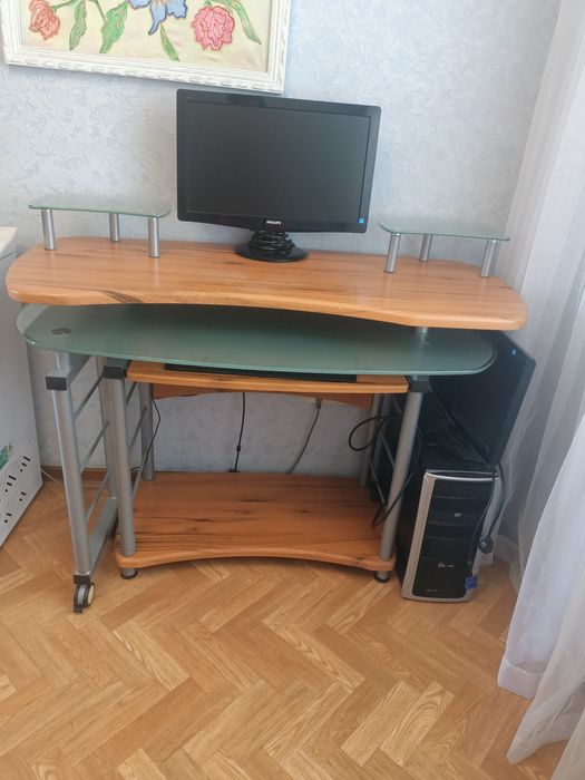 Продам стол компьютерный   15000т.самовывоз