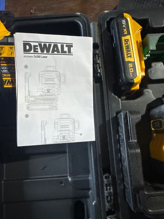 Laser Dewalt cu încărcător și baterie