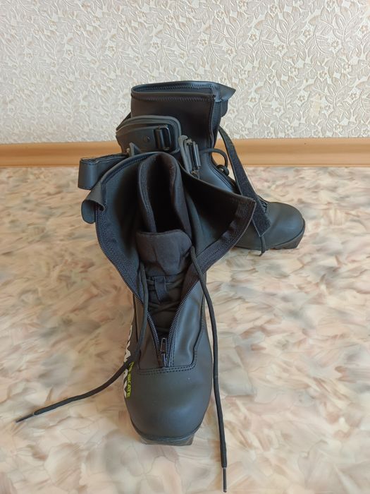 Гоночные лыжные ботинки