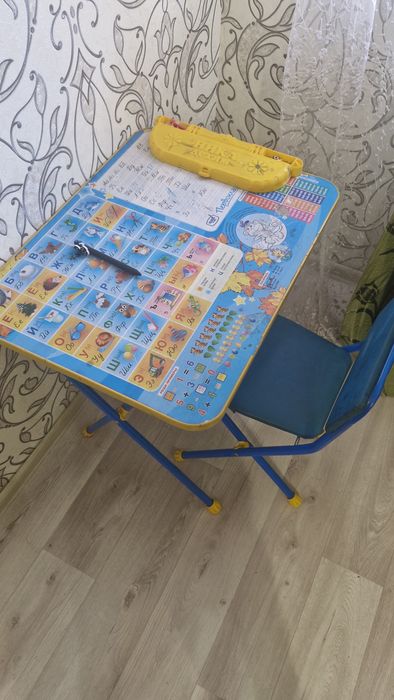 Столик со стулом