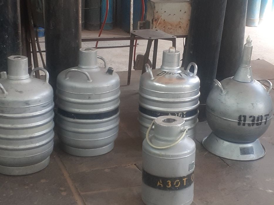 Azot idishlari  6,15,16,17,18 va 26 litrlilari bor.