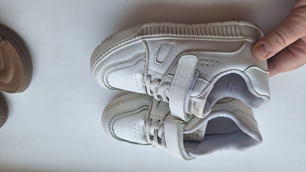 Отдам кроссовки и чешки