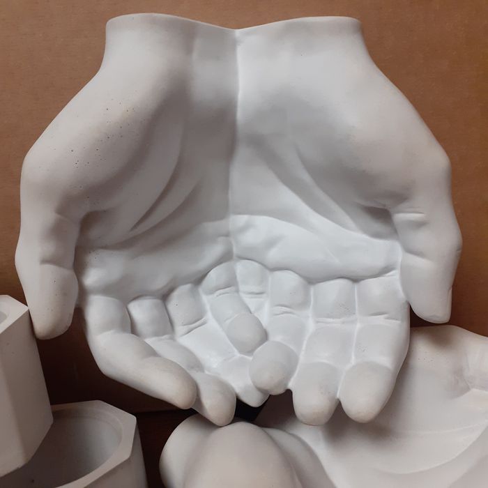 Кашпи,ръце, обувки и фламинго  за декориране.