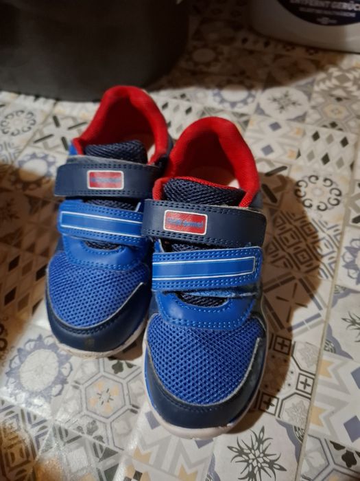 Lot hăinuțe mărime 104 cadou o pereche adidași nr 28