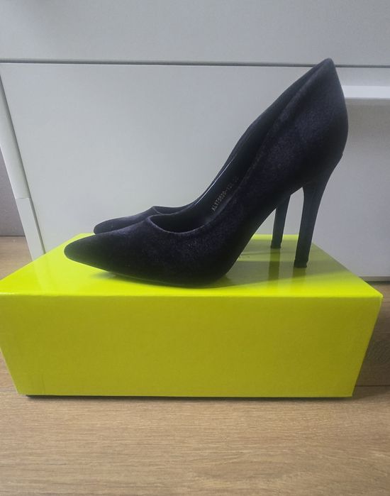 Черни плюшени обувки