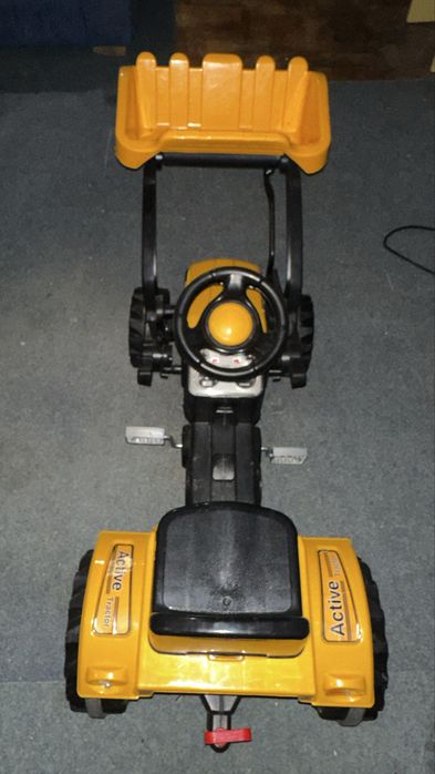 Tractor cu pedale pentru copii Pilsan, cu cupa, galben Tractorul are scaunul ajustabil.
