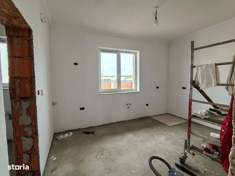 Casă nouă cu 3 camere,2 bai și curte privată imprejmuita si amenajata.