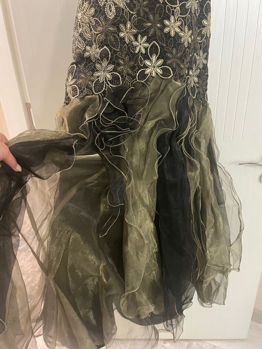 Елегантна рокля в зелен и златист цвят