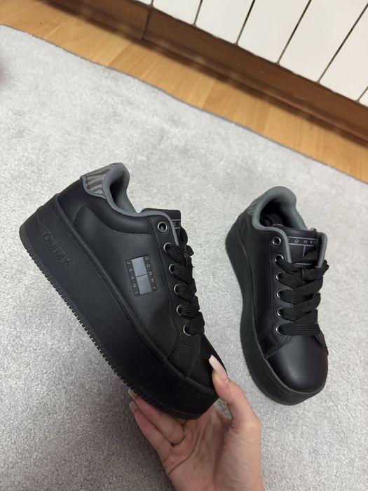 Оригинални обувки на Tommy Jeans. Обувчиците са обувани точно 2 пъти!