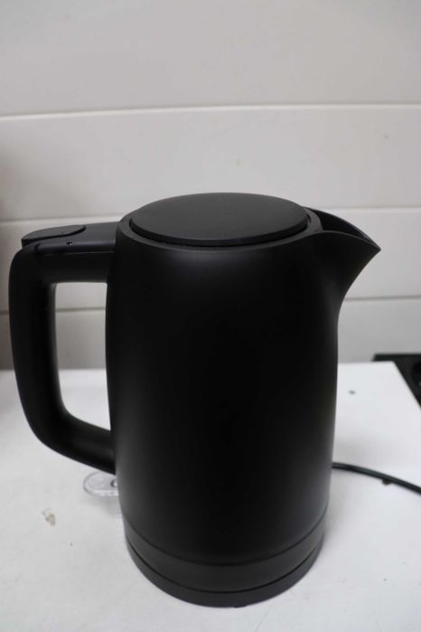 Кана Amazon Basics 1.7 л, 2200 W, без BPA с 360° основа, автоматично изключване и подвижен филтър за котлен камък, матово черно