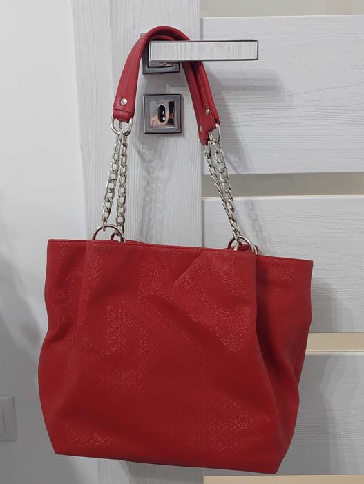 Чанта в тъмно червено