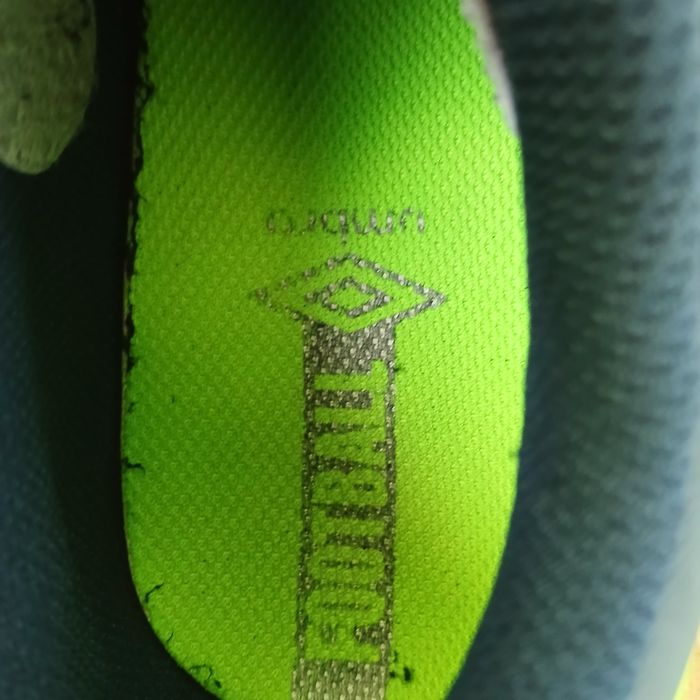 Футболни обувки за изкуствена трева