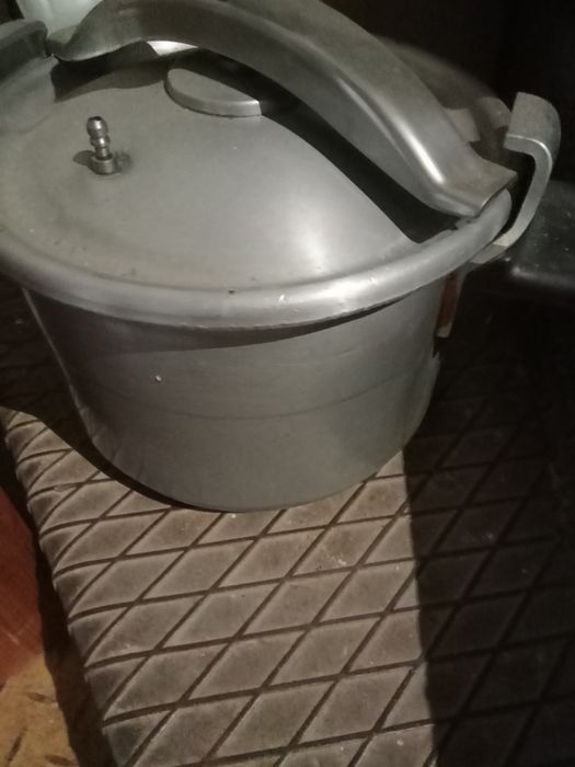 Чаши. Чайник.Тенжера под налягане.