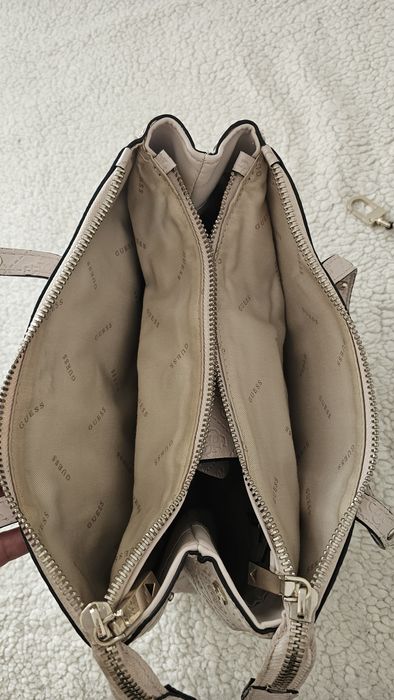 Дамска чанта на марката GUESS