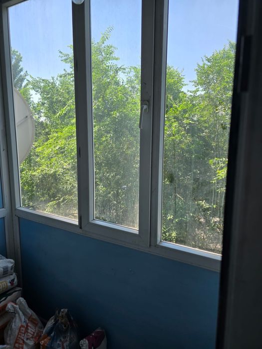 Продам оконную раму балкона