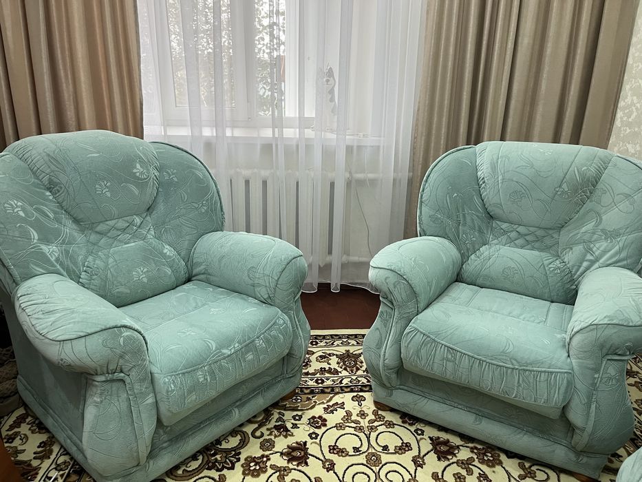 Продам диван и два кресла