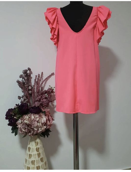 Rochie, o culoare vibranta, superba, cu volănașe la umeri