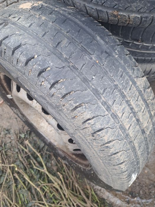 Cauciucuri diferite dimensiuni  și c uri