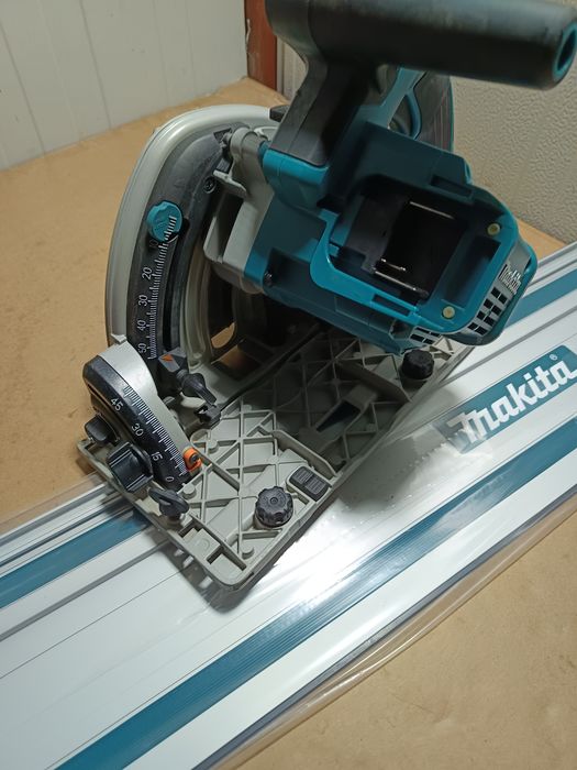 Fierăstrău circular Makita 18 V cu plonjare și motor brushless Sina