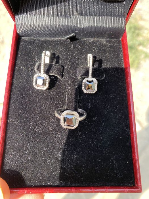 Серебрянный комплект с камнем черный сапфир