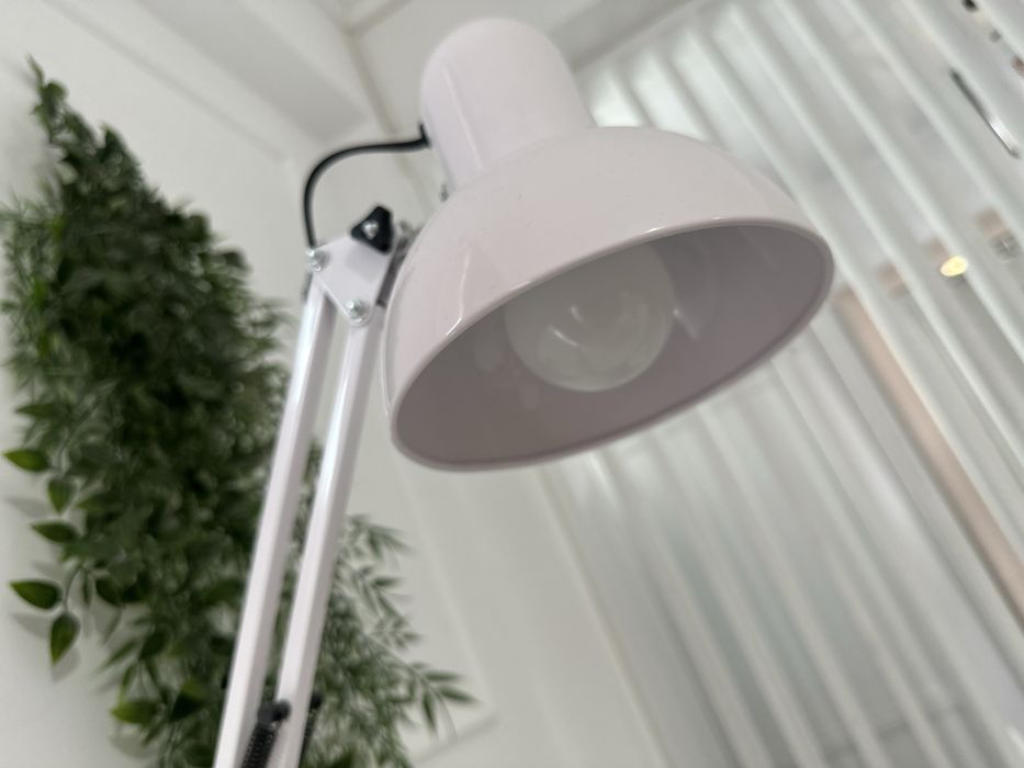 Lampa de masa cu cleme