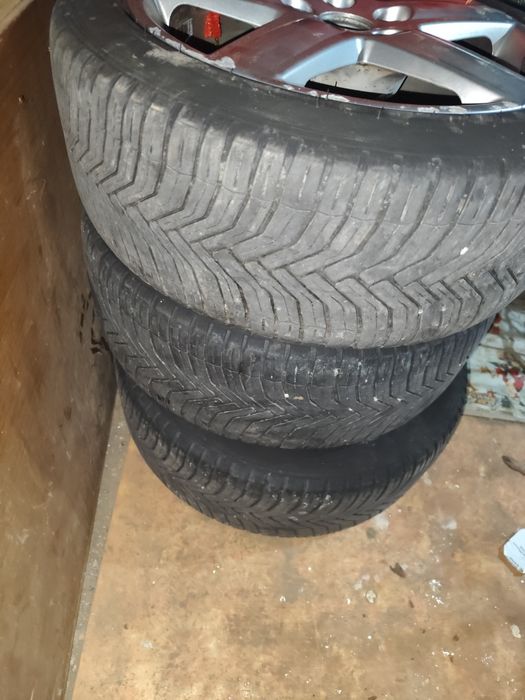 Vând cauciucuri 225/45 R17
