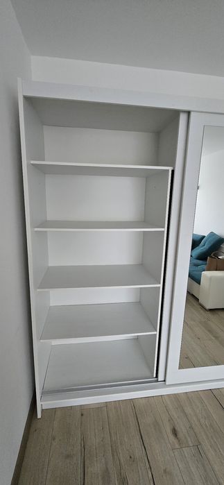Dulap mare cu uși glisante și oglindă – stare foarte bună