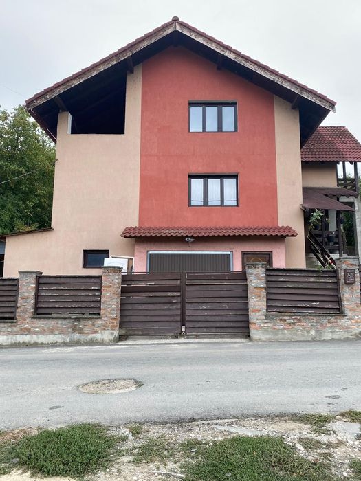 Vilă compusă din două apartamente  sau schimb +diferență cu apartament