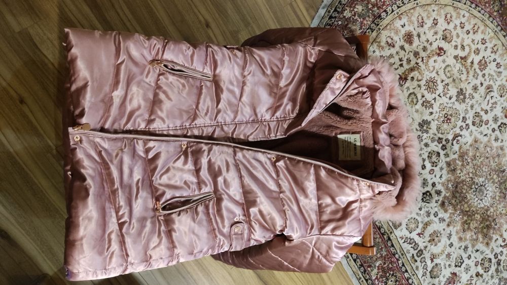 Зимнее пальто с капюшоном для девочки