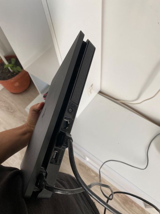 Vand PS4 Slim !!
