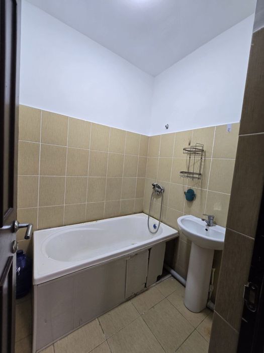 Sergeli Yangi Xayot 3a da 3 xonali uy sotiladi.