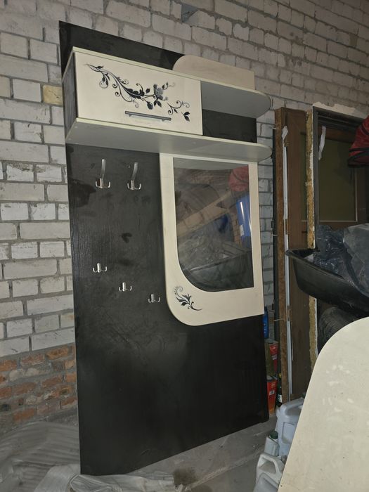 Вешалка в прихожу или коридор