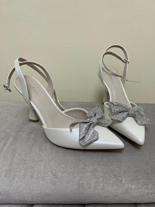 Pantofi gen stiletto albi cu accesoriu auriu noi cu cutie