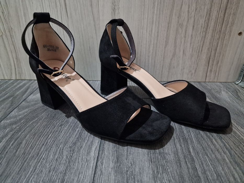Черни велурени сандали